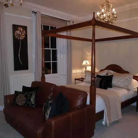 White Linen Whitby, Only Penzion