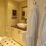 White Linen Whitby, Only Guest house