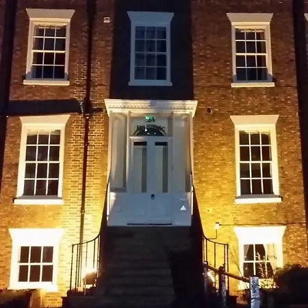 White Linen Whitby, Only 4* ウィットビー