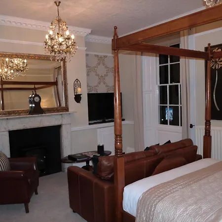 White Linen Whitby, Only 4* Whitby
