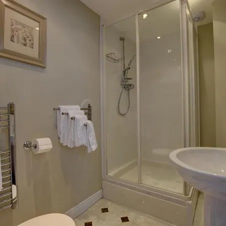 ゲストハウス White Linen Whitby, Only 4*