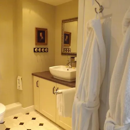 White Linen Whitby, Only Pensjonat